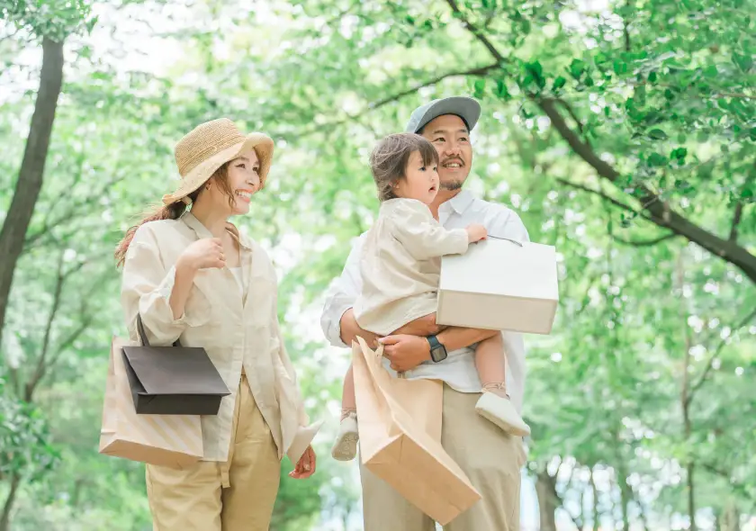 画像:観光をする家族