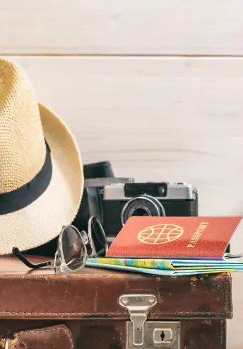 画像:パスポートやメガネなどのイメージ