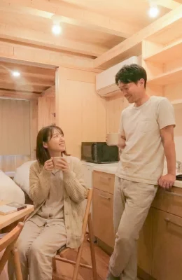 画像:客室で男女が談笑している