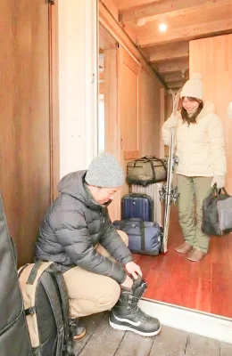 画像:玄関で準備をする男女